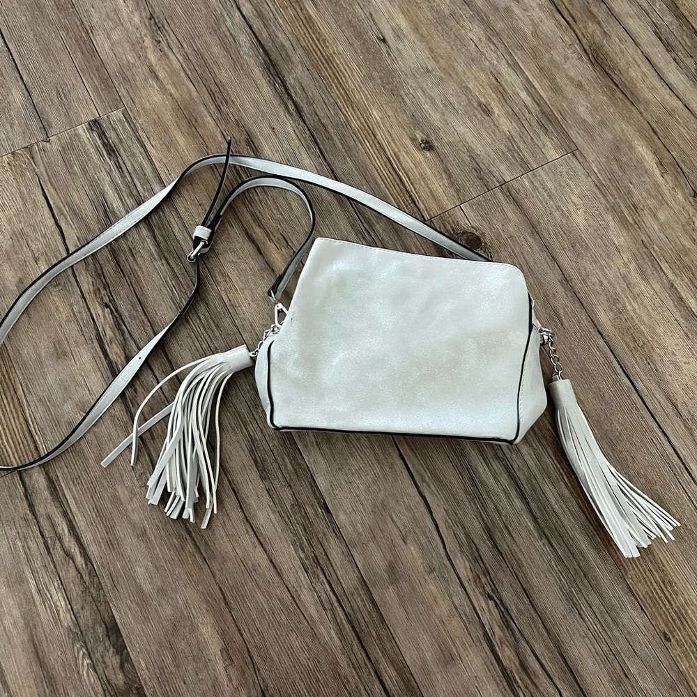 No brand small silver purse!! Tassels! CUTE!! GREAT used condition!!